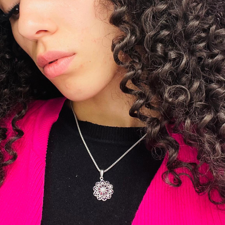 Flower pendant in enamelled silver with filigree workmanship