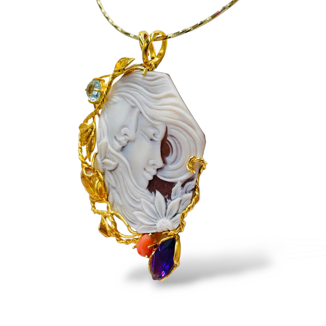 Sisters pendant in cameo mounted on silver