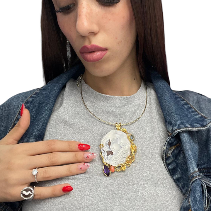 Sisters pendant in cameo mounted on silver
