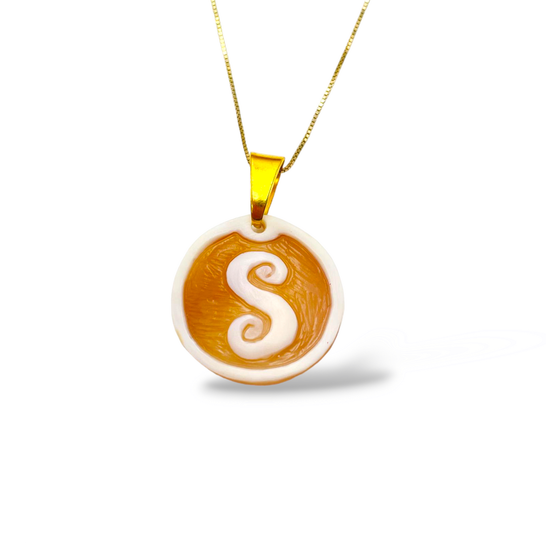 Ciondolo lettera in cammeo montato su argento