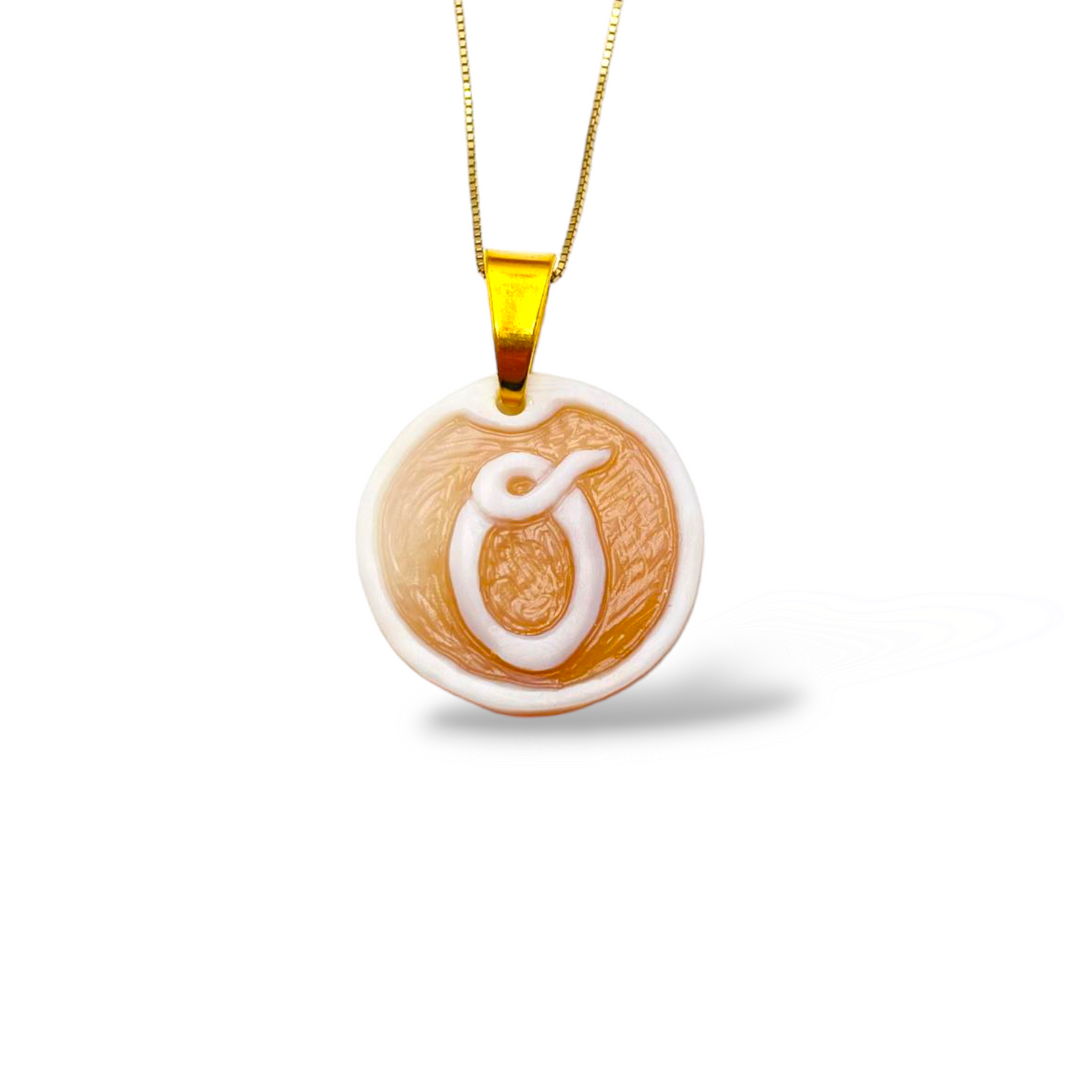 Ciondolo lettera in cammeo montato su argento