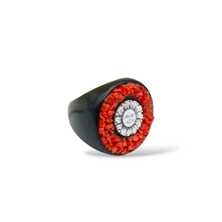 Anello sole in cammeo montato su agata nera
