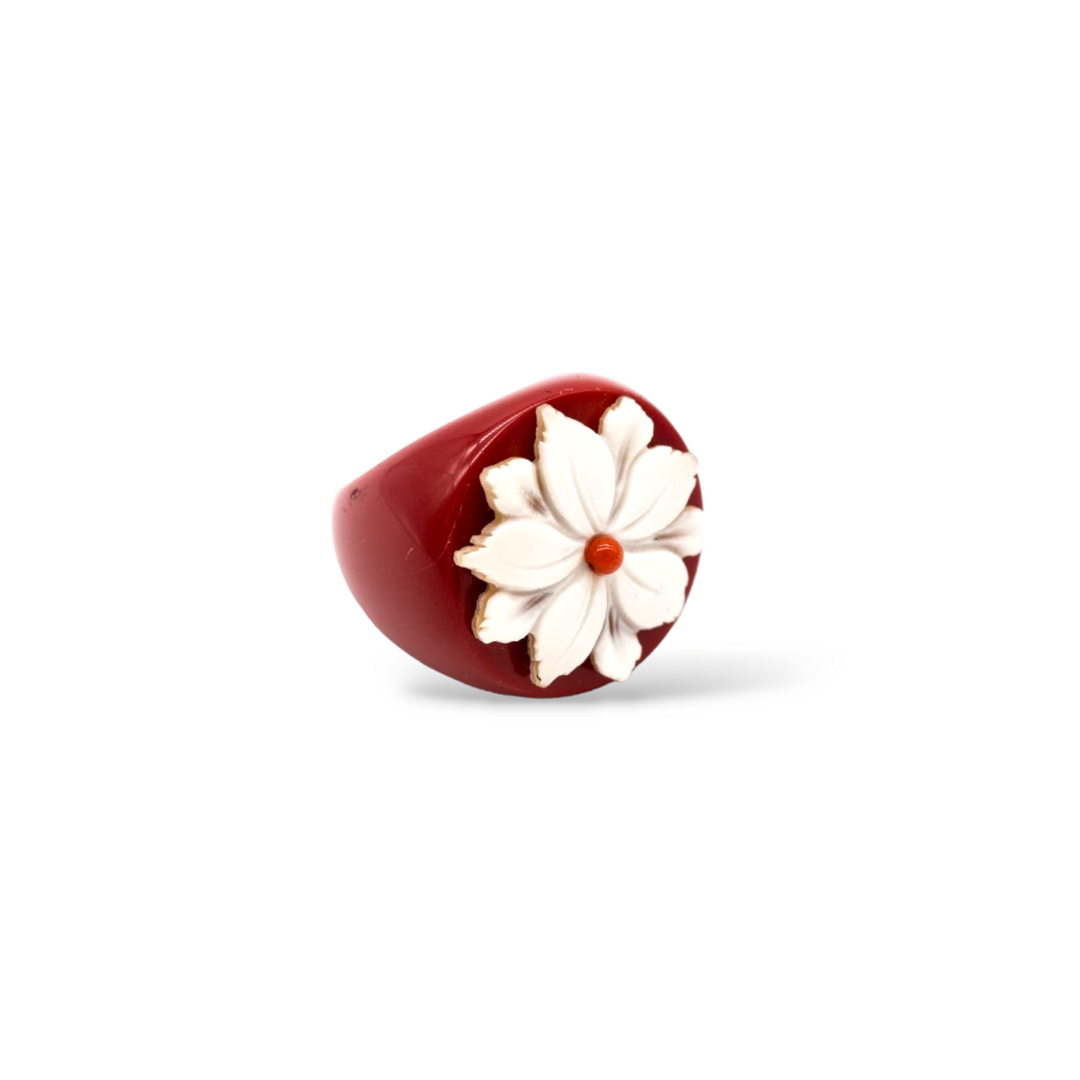 Anello fiore in cammeo montato su pasta di corallo Lucia Vitiello Gioielli di Napoli