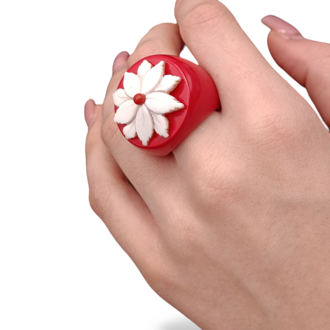 Anello fiore in cammeo montato su pasta di corallo Lucia Vitiello Gioielli di Napoli
