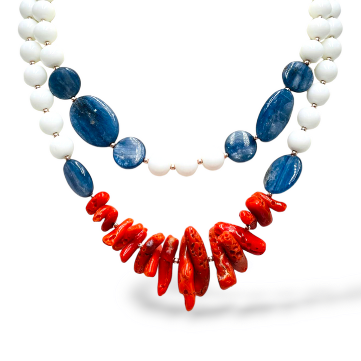 Collana in agata bianca, agata blu e rametti di corallo montato su argento