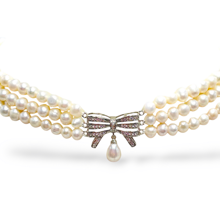 Bow necklace mounted on pearls