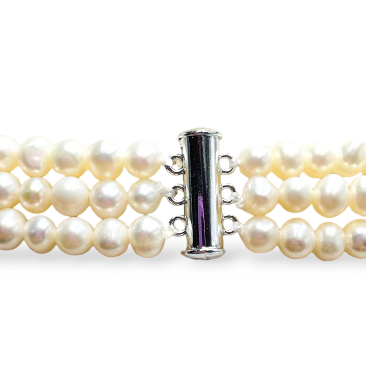 Bow necklace mounted on pearls