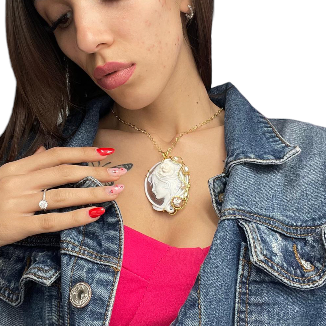 Ciondolo dea in cammeo montato in argento