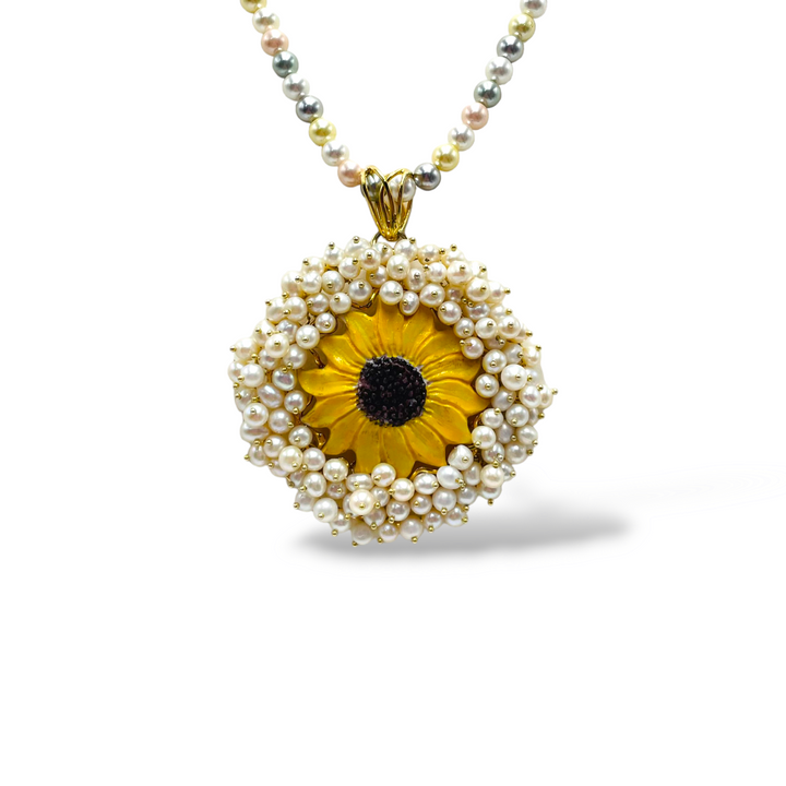Ciondolo girasole in cammeo montato su argento e perle