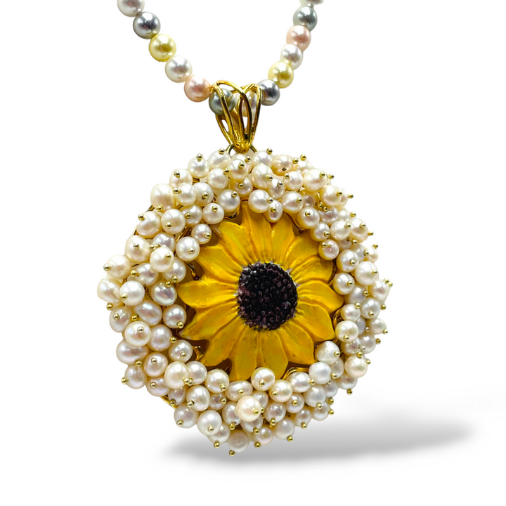 Ciondolo girasole in cammeo montato su argento e perle