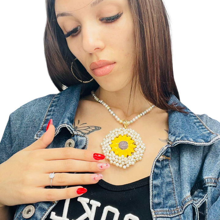 Ciondolo girasole in cammeo montato su argento e perle