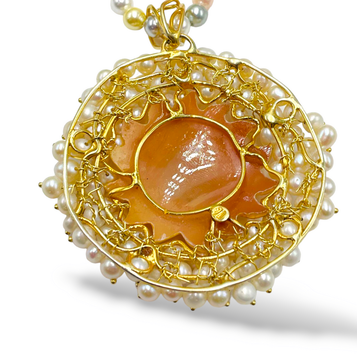Ciondolo girasole in cammeo montato su argento e perle
