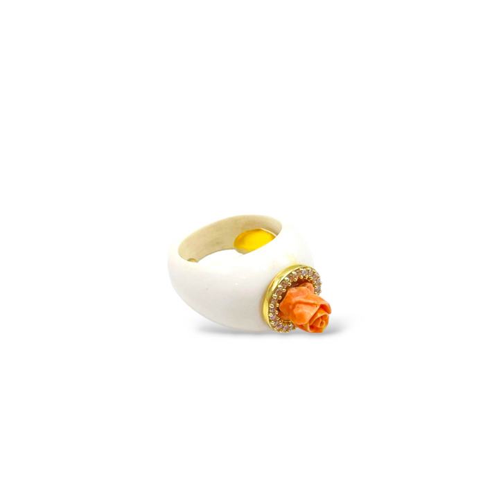 Anello rosa in corallo montato su agata bianca