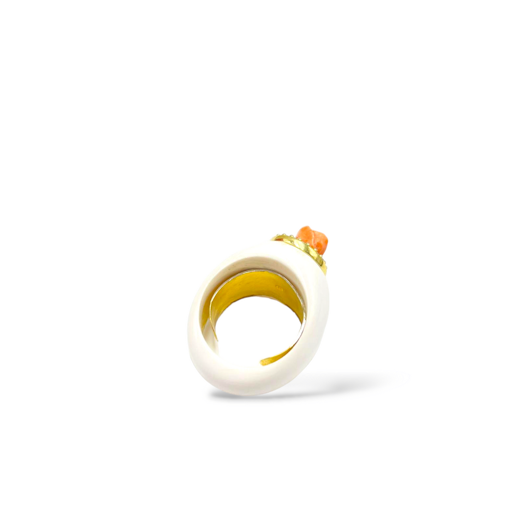 Anello rosa in corallo montato su agata bianca