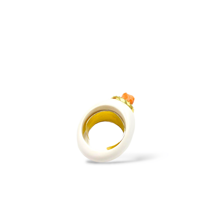 Anello rosa in corallo montato su agata bianca