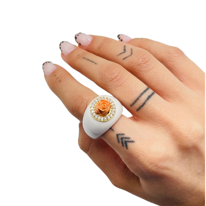 Anello rosa in corallo montato su agata bianca
