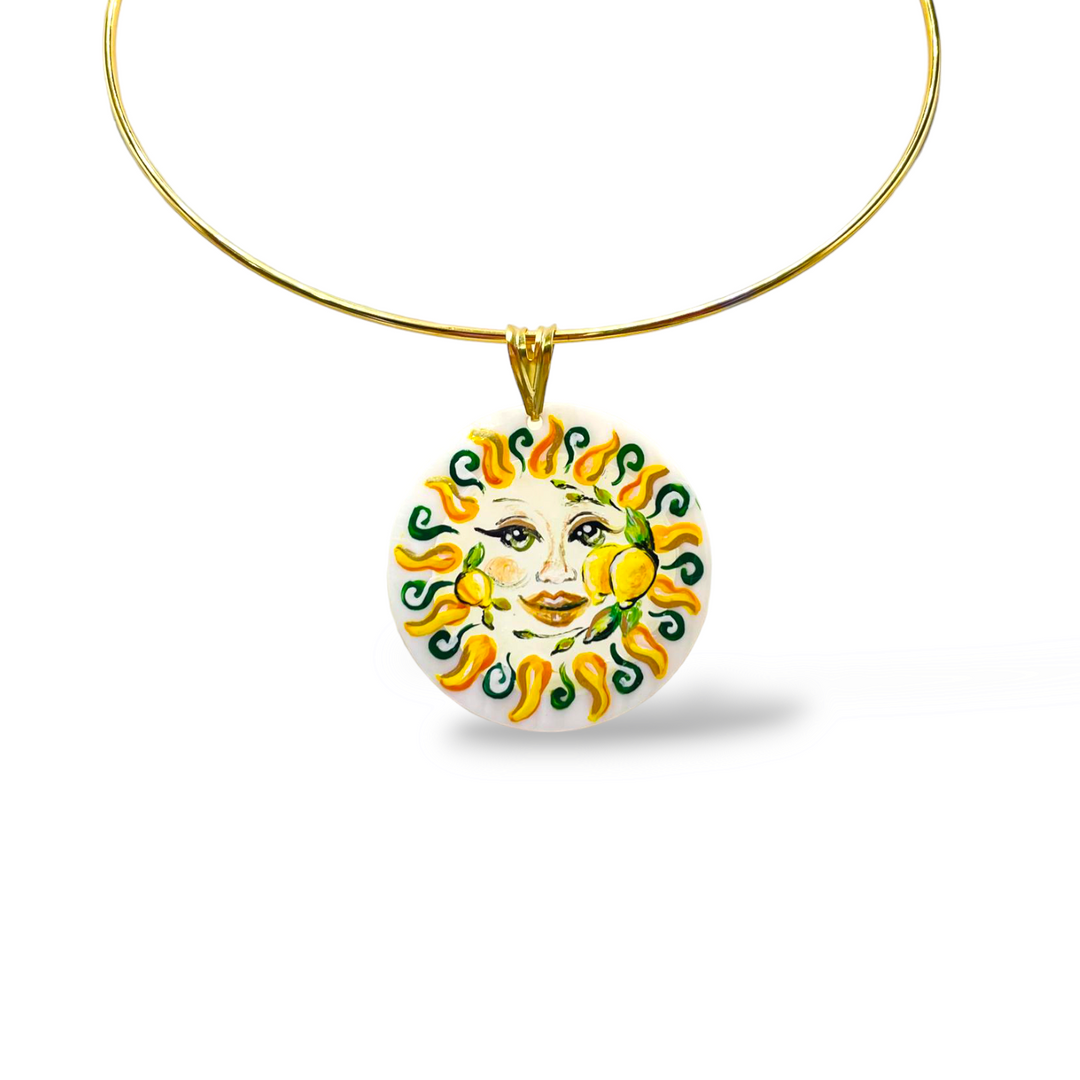 Ciondolo sole della costiera in madreperla montato in argento dorato
