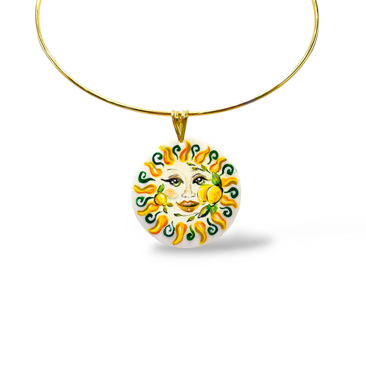 Ciondolo sole della costiera in madreperla montato in argento dorato