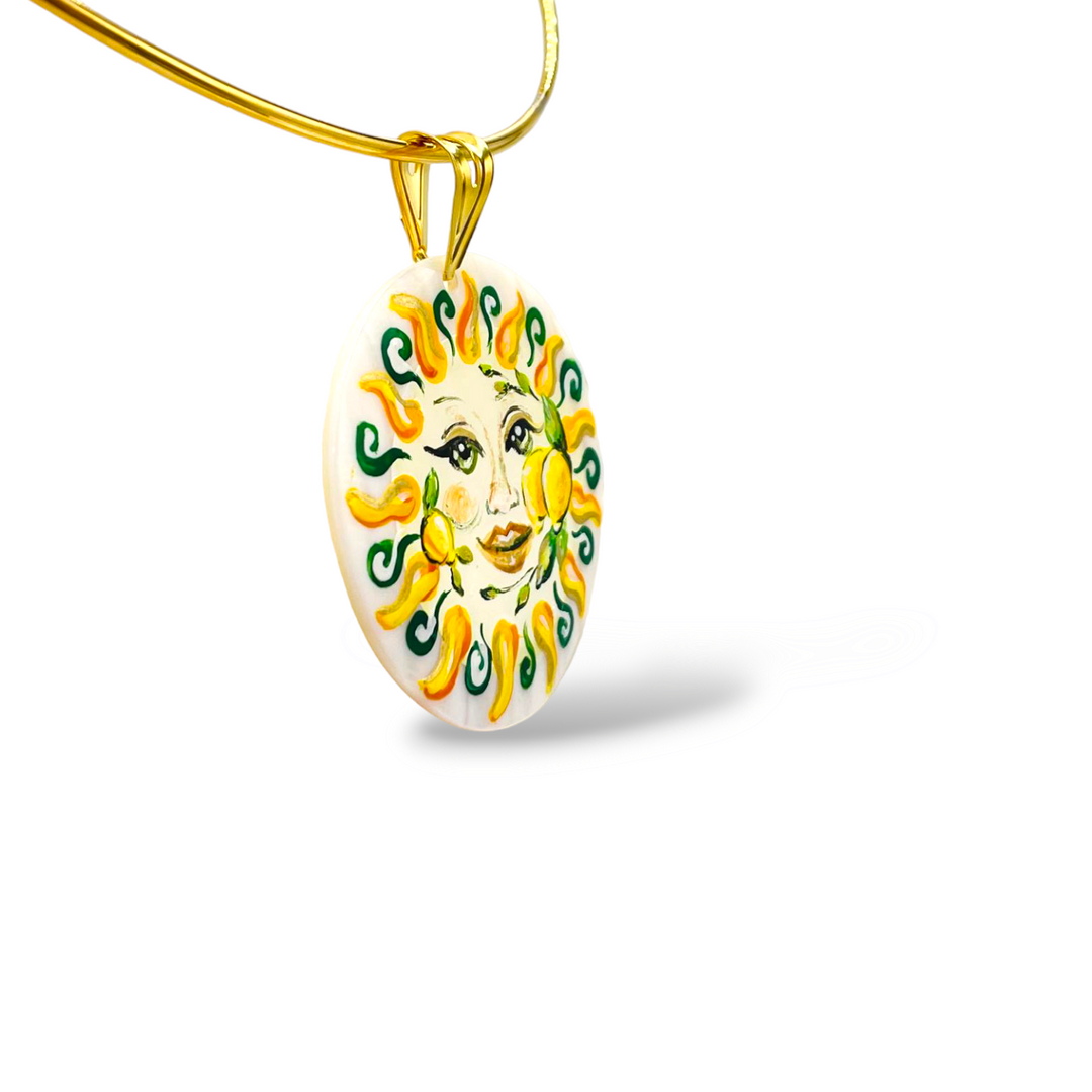 Ciondolo sole della costiera in madreperla montato in argento dorato