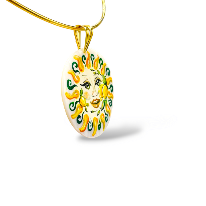 Ciondolo sole della costiera in madreperla montato in argento dorato