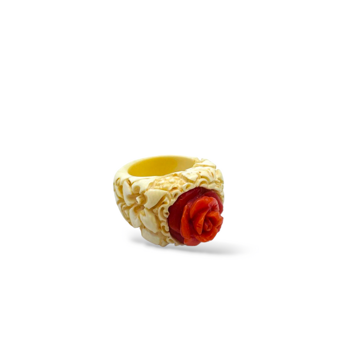 Anello rosa in corallo rosso montato su pasta di avorio