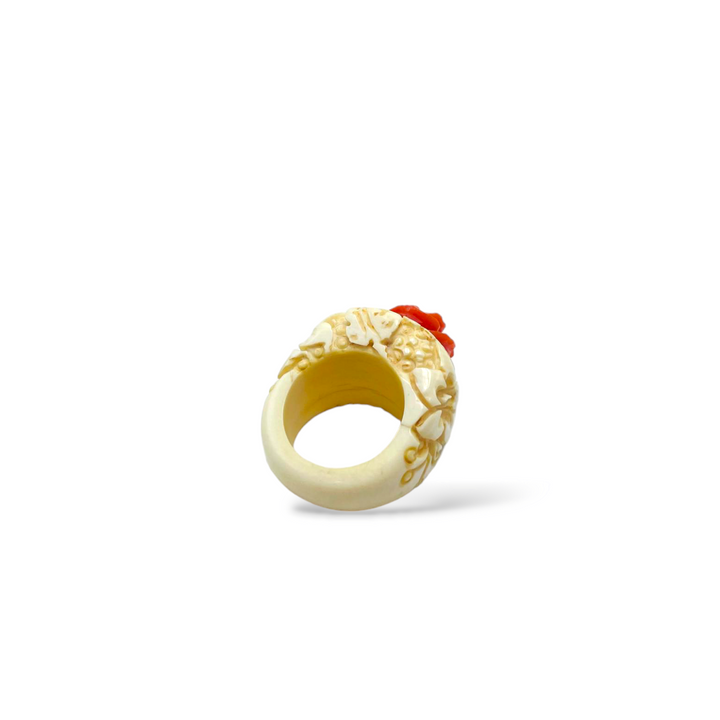 Anello rosa in corallo rosso montato su pasta di avorio