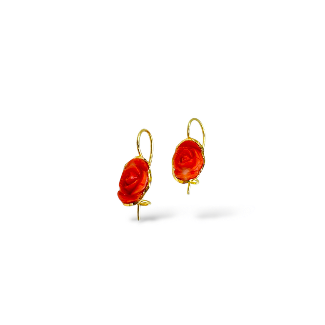 Orecchini rose di corallo montati in argento dorato