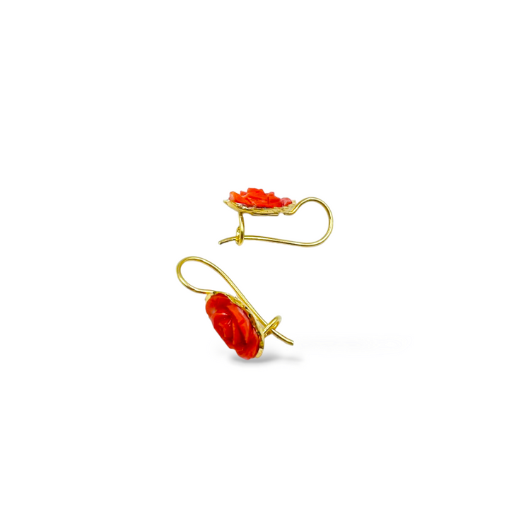Orecchini rose di corallo montati in argento dorato