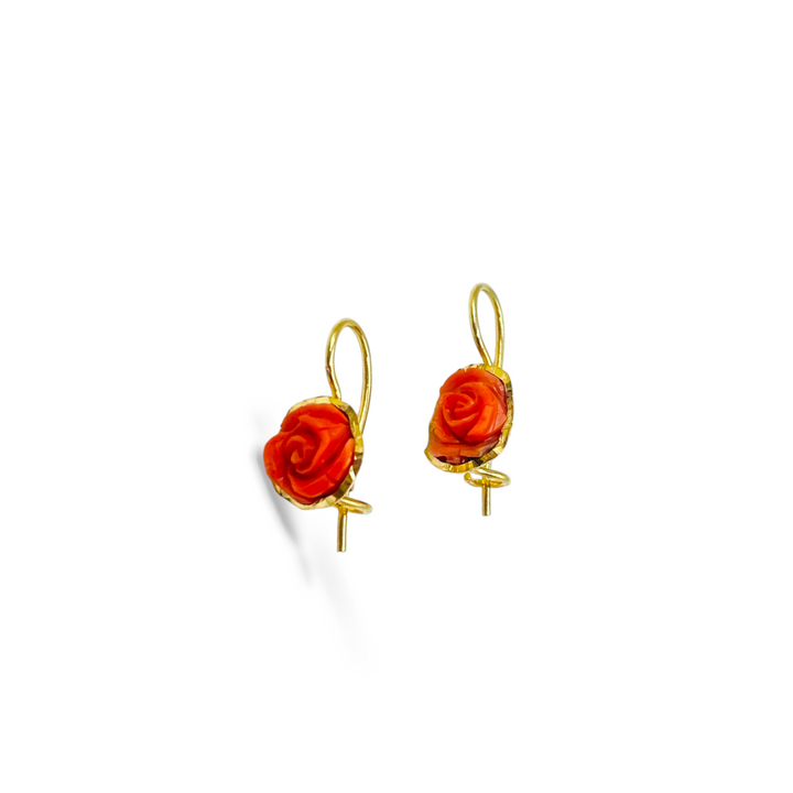 Orecchini rose di corallo montati in argento dorato