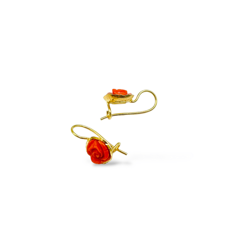Orecchini rose di corallo montati in argento dorato
