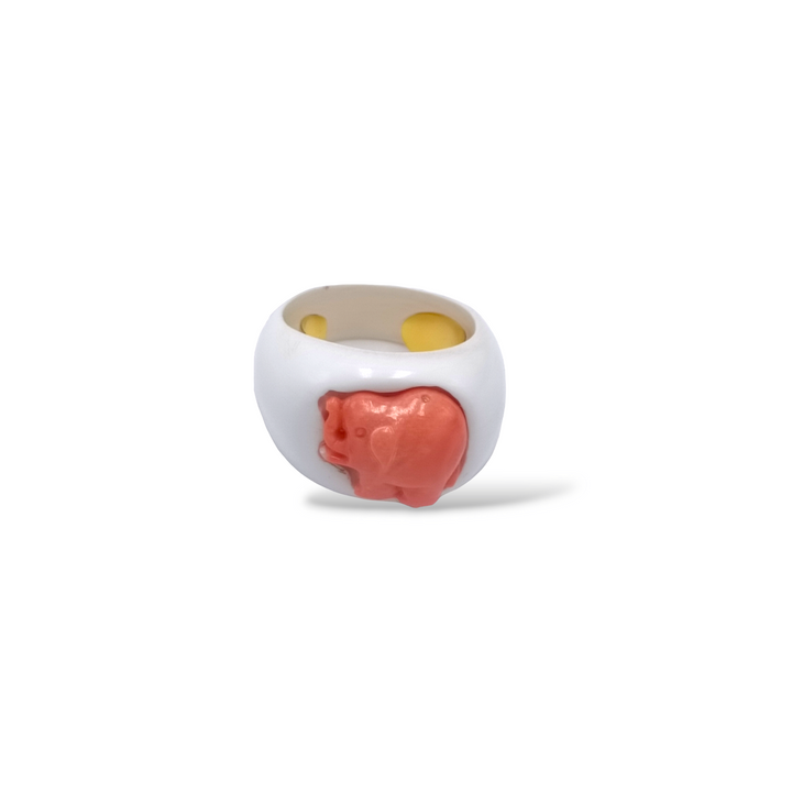 Anello elefantino in corallo montato su agata bianca