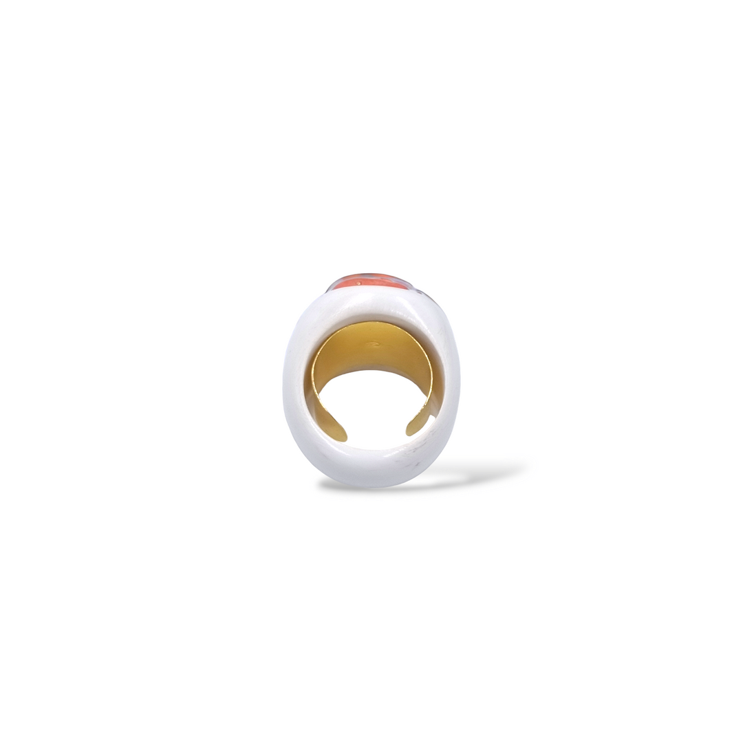 Anello elefantino in corallo montato su agata bianca