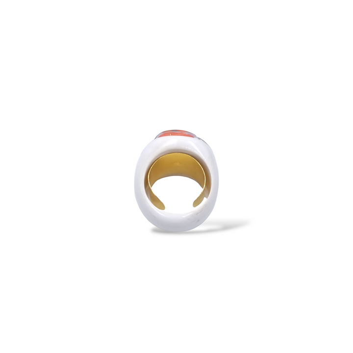 Anello elefantino in corallo montato su agata bianca