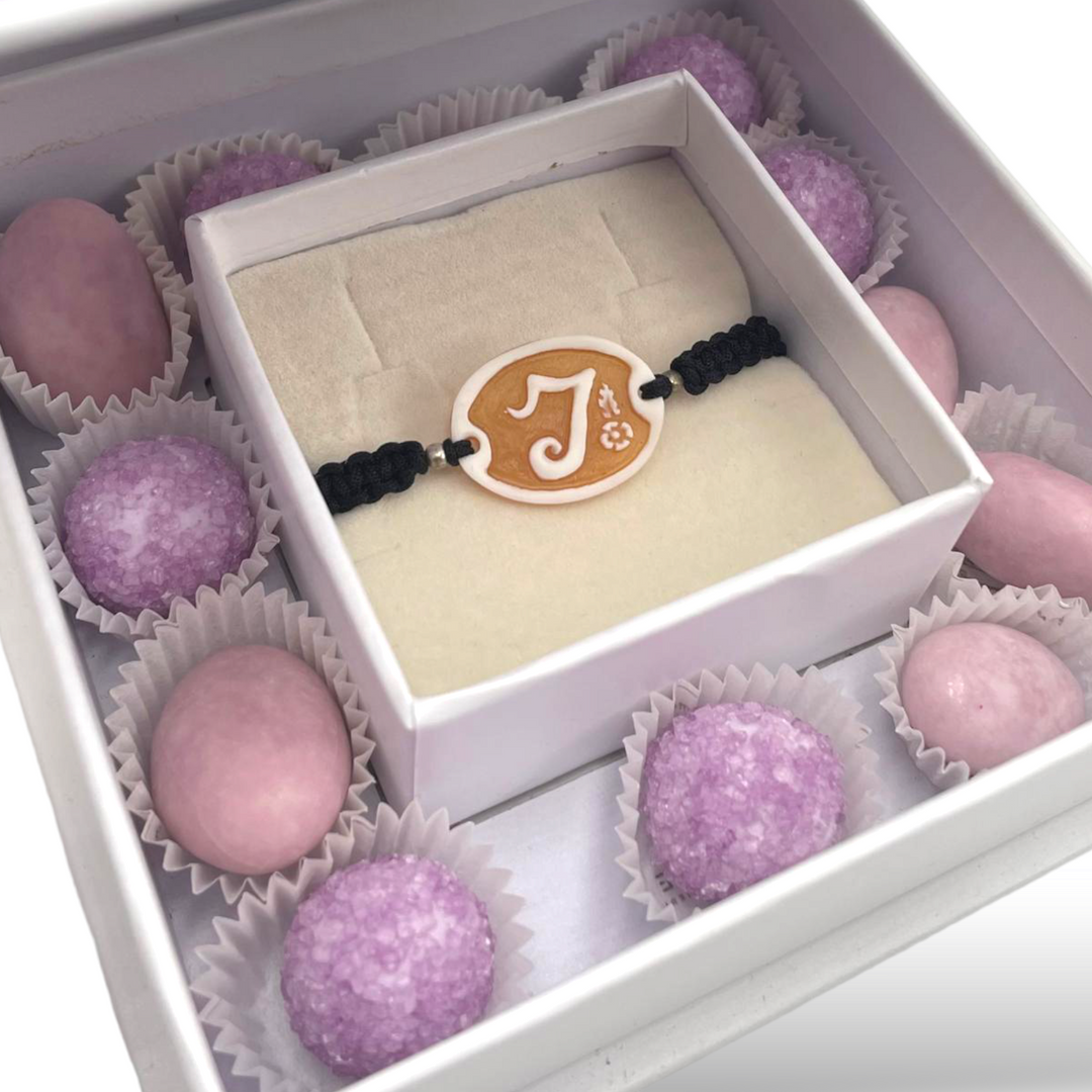 Bomboniera bracelet letter in cameo mounted on rubber