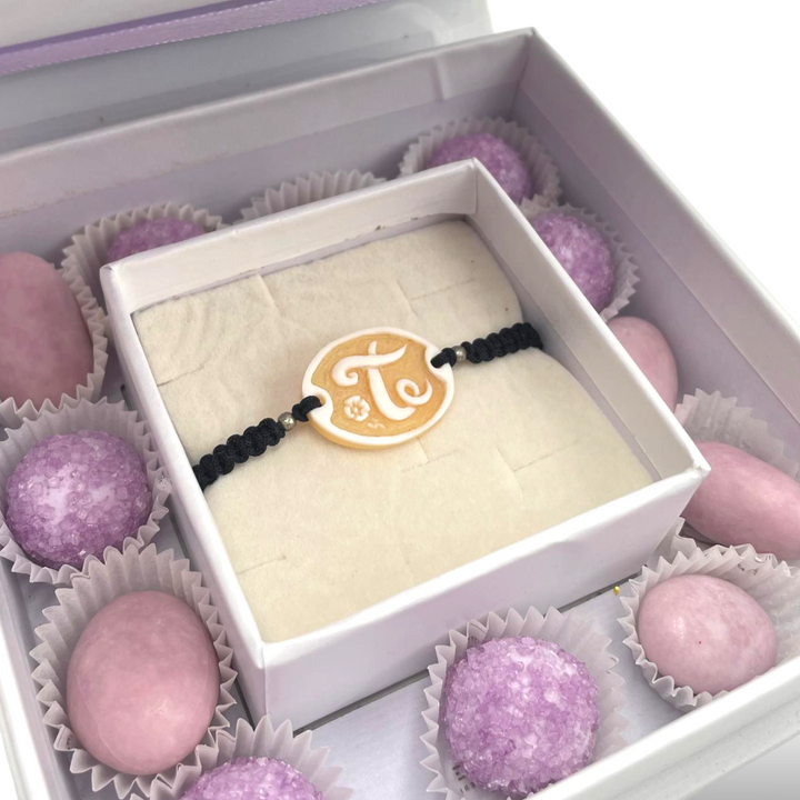 Bomboniera bracelet letter in cameo mounted on rubber