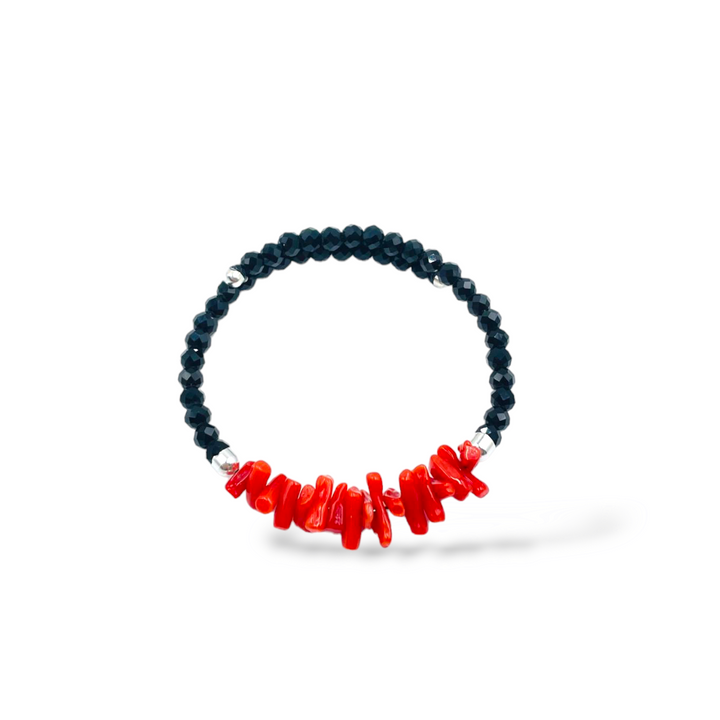Bracelet with a coral thread mounted on agate