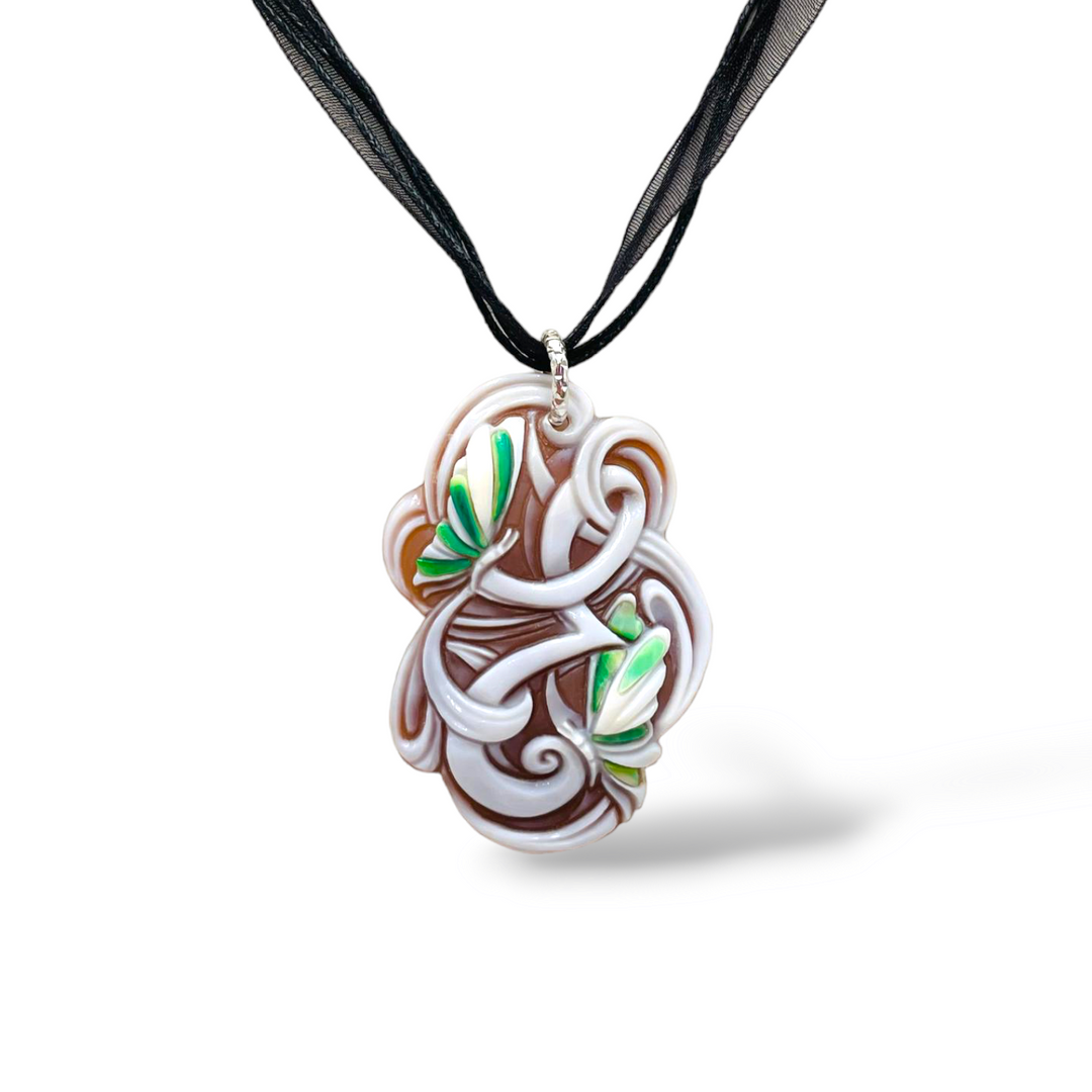 Ciondolo iniziale in cammeo e madreperla montato su argento