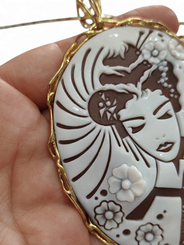 Oriental Line - Pendant Japanese Geisha in Cameo Mounted on Silver