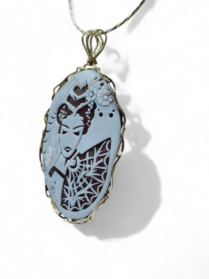 Oriental Line - Pendant Japanese Geisha in Cameo Mounted on Silver