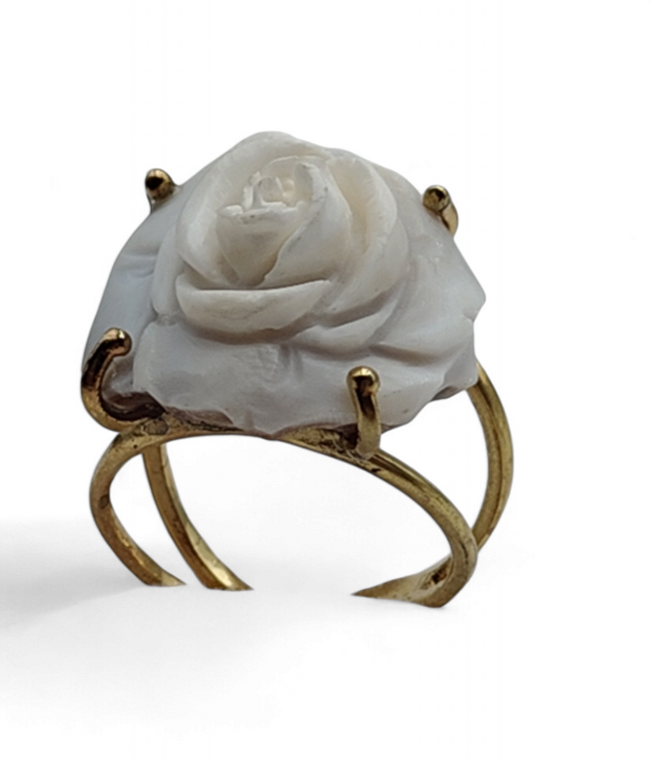 Anello rosa in cammeo montato su argento