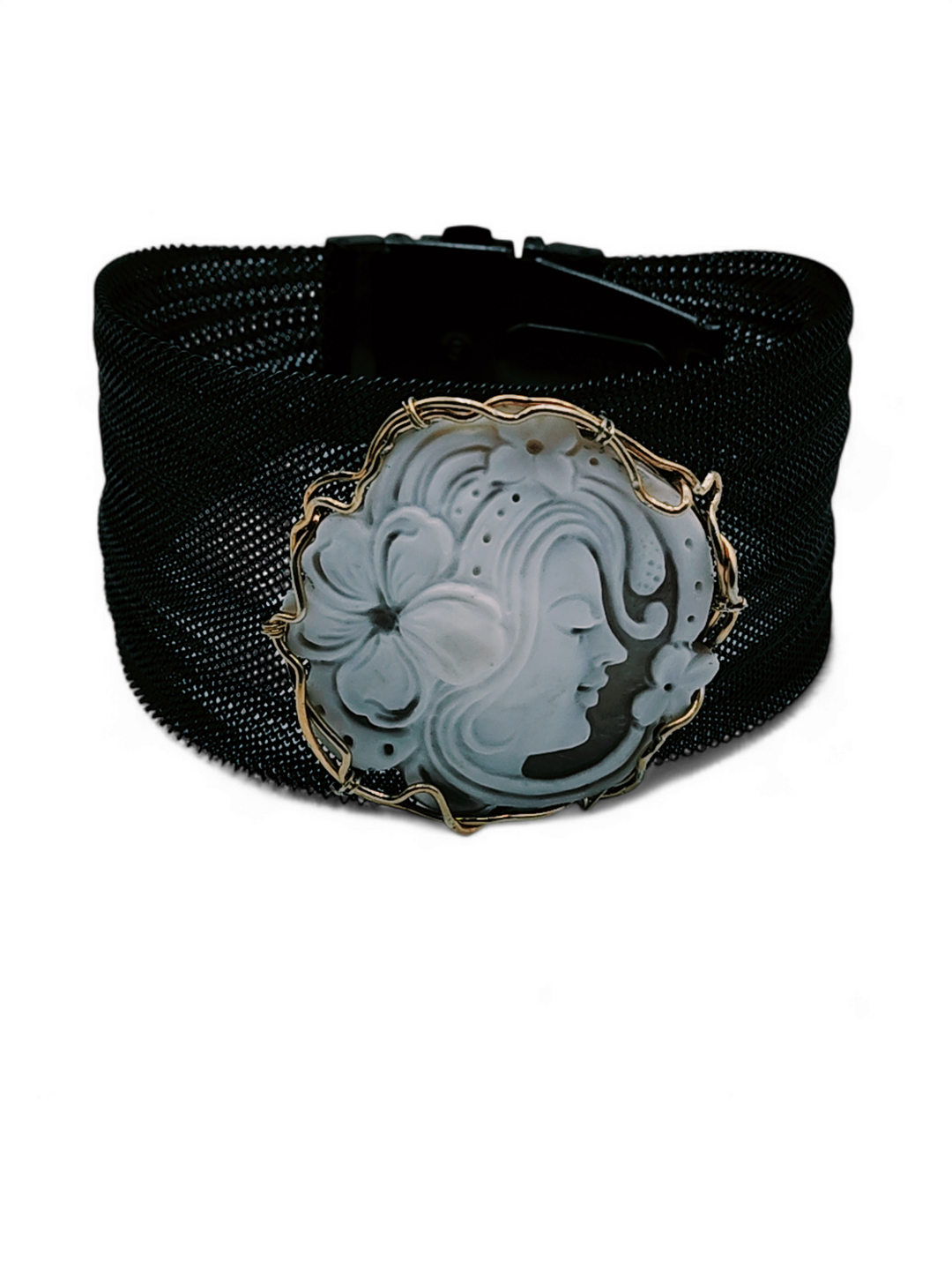 Bracciale dea in cammeo montato su argento e perle