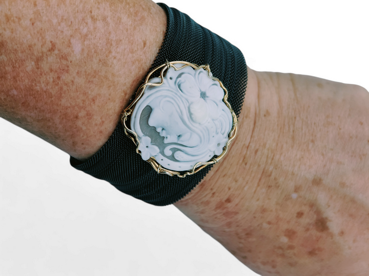 Bracciale dea in cammeo montato su argento e perle