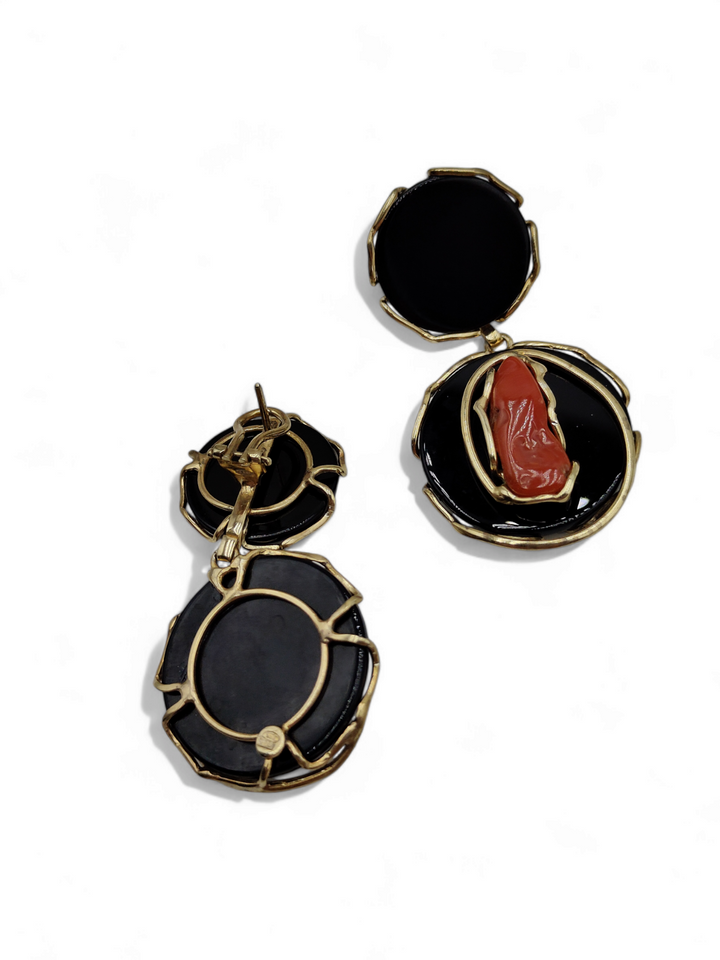 Round onyx and coral earrings mounted on silver 
