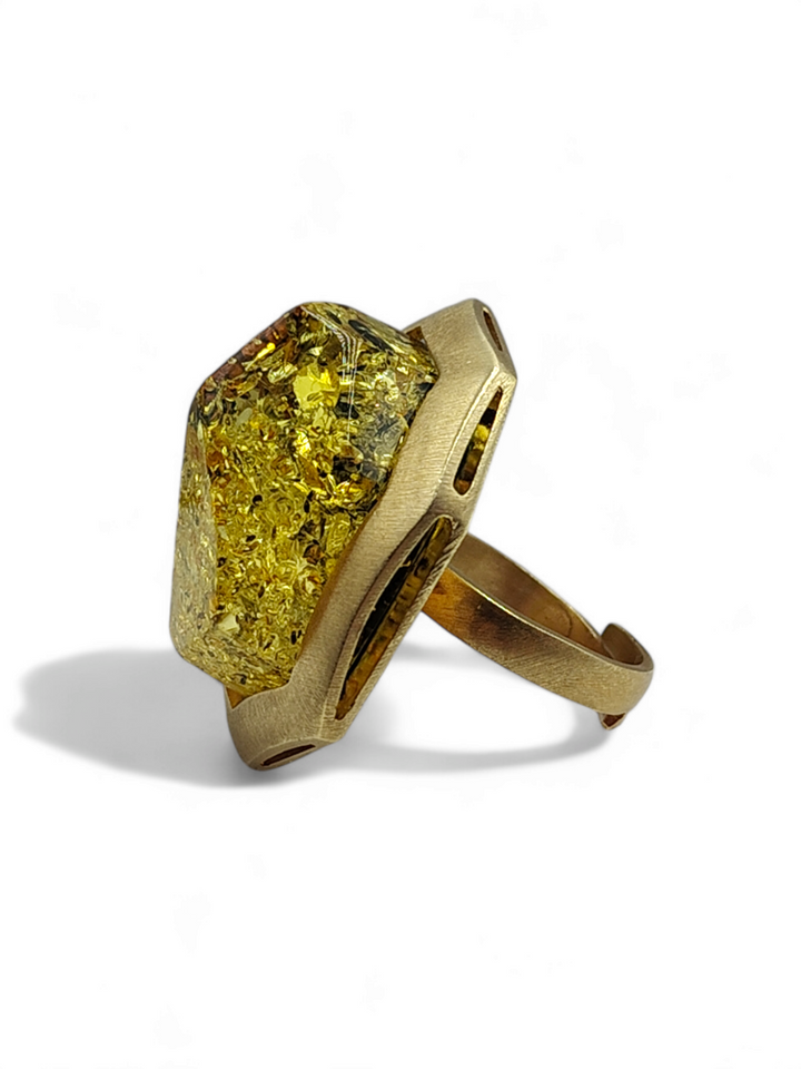 Anello ambra verde e rossa montato su argento dorato