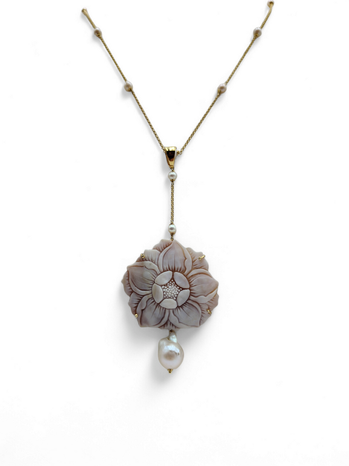 Collana ciondolo dalia in cammeo montato su argento
