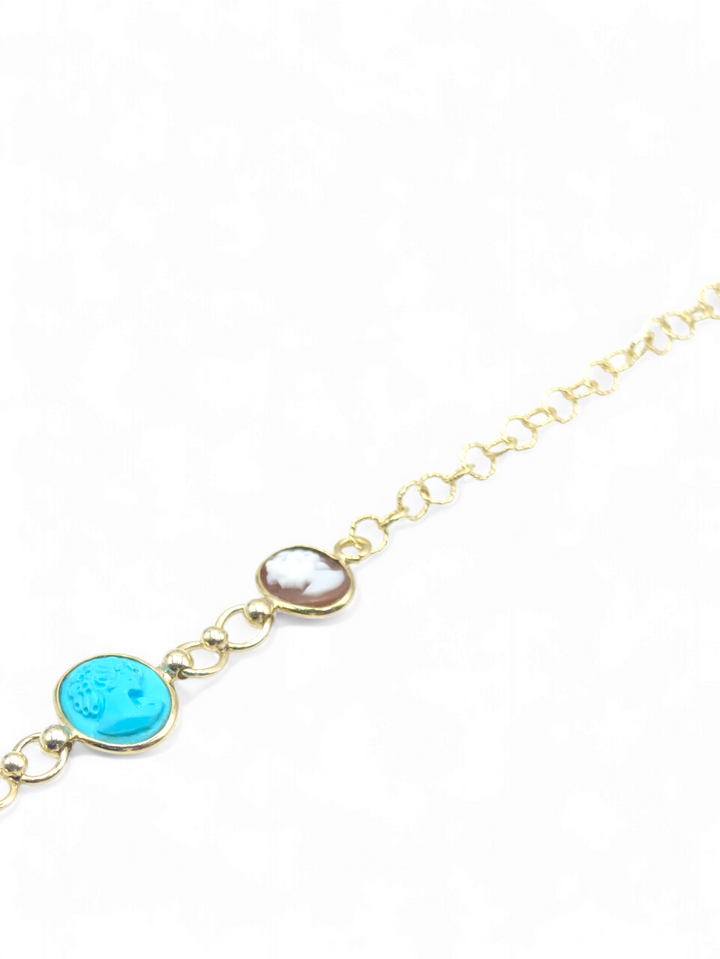 Bracciale tris di dee in cammeo, corallo e pasta di turchese montato su argento galvanica oro