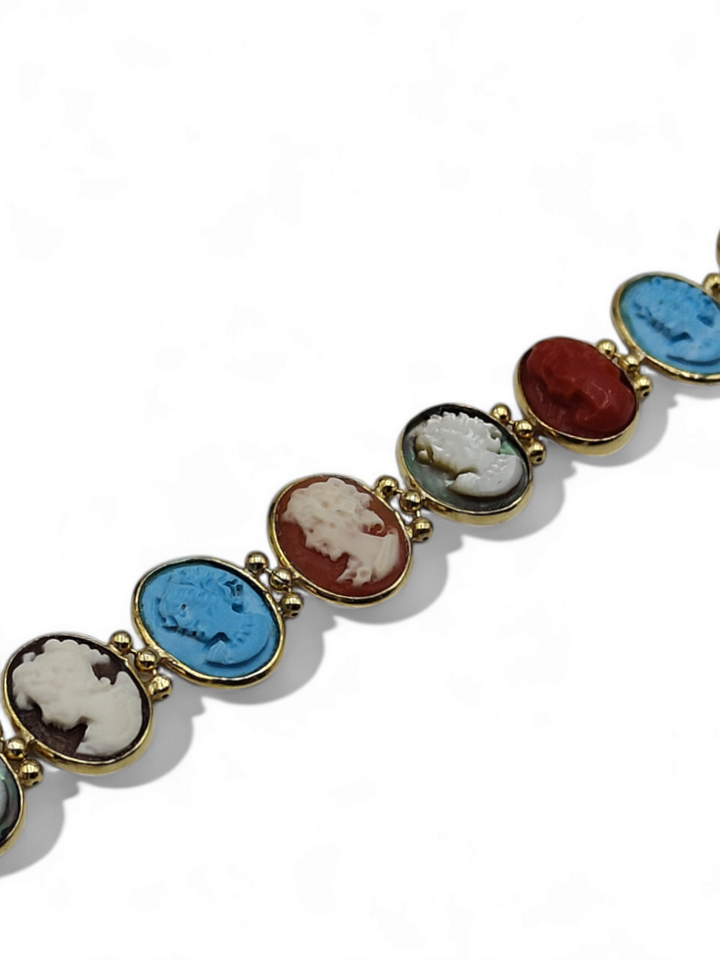Bracciale 12 dee di dee in cammeo, corallo e pasta di turchese montato su argento galvanica oro
