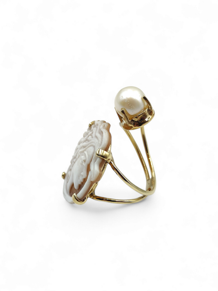 Anello dama in cammeo e montato su argento