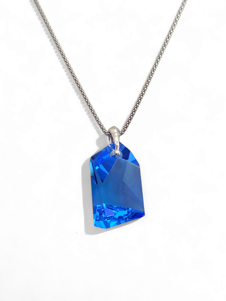 Ciondolo sasso in cristallo blu prezioso di Boemia montato su argento