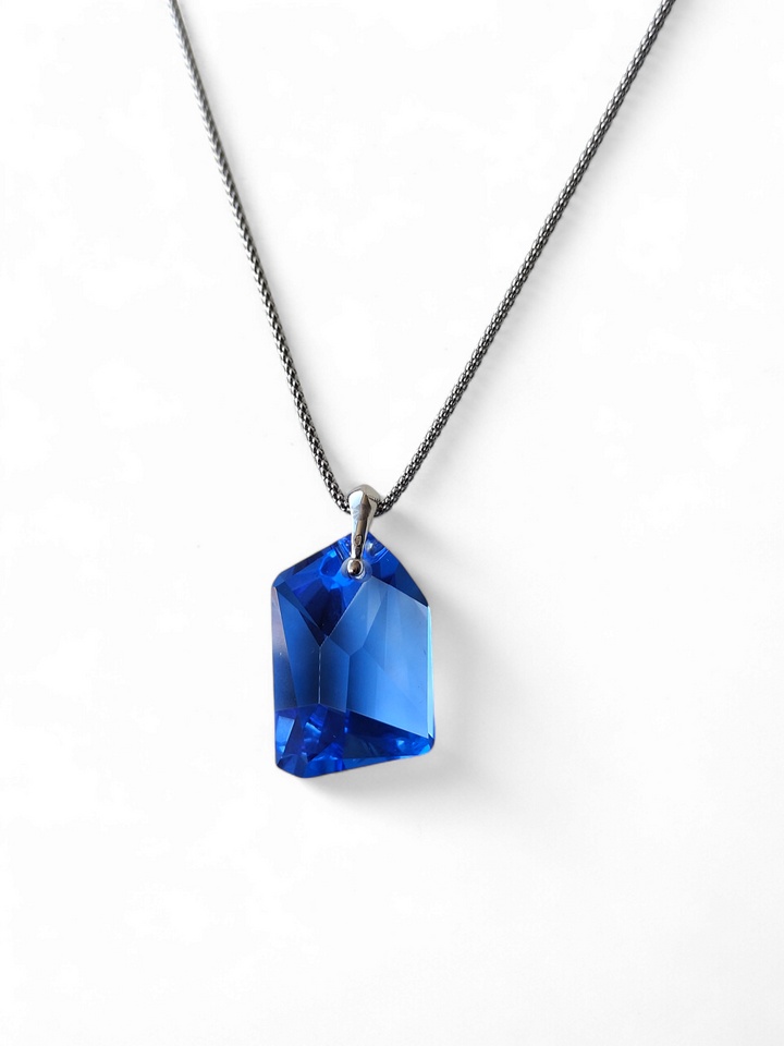 Ciondolo sasso in cristallo blu prezioso di Boemia montato su argento